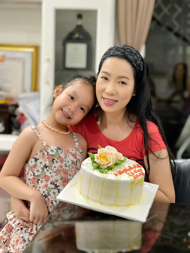 Tuổi 50 bên chồng đại gia cùng 2 con gái xinh đẹp của Á hậu Trịnh Kim Chi  - Ảnh 6.