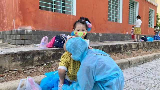 Chuyến bay nghĩa tình đưa gần 400 thai phụ, trẻ em từ các tỉnh phía Nam về Quảng Bình - Ảnh 5.