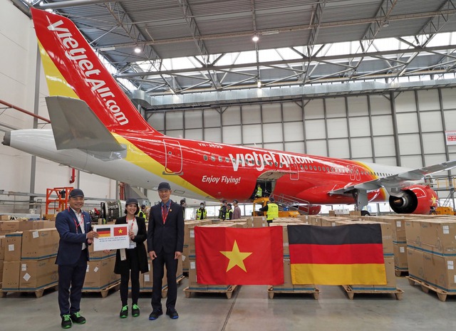 Hơn 10 tấn thiết bị y tế phòng dịch của Đức được Vietjet vận chuyển về Việt Nam - Ảnh 2.