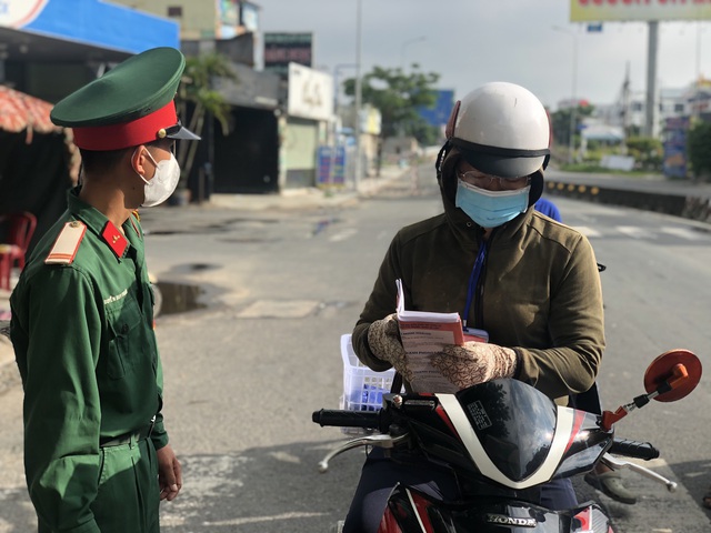 TP.HCM: Người dân tuân thủ quy định trong ngày đầu siết chặt kiểm soát - Ảnh 6.