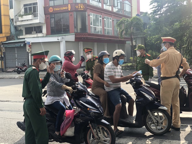 TP.HCM: Người dân tuân thủ quy định trong ngày đầu siết chặt kiểm soát - Ảnh 9.