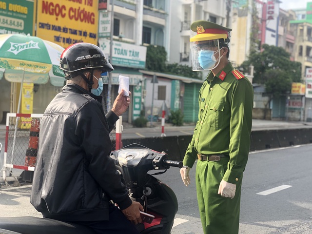 TP.HCM: Người dân tuân thủ quy định trong ngày đầu siết chặt kiểm soát - Ảnh 10.