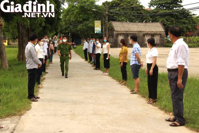 Người dân Đồng Vạn vui mừng trong ngày gỡ bỏ phong tỏa, cách ly - Ảnh 9.