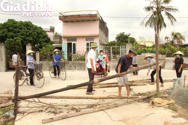 Người dân Đồng Vạn vui mừng trong ngày gỡ bỏ phong tỏa, cách ly - Ảnh 12.