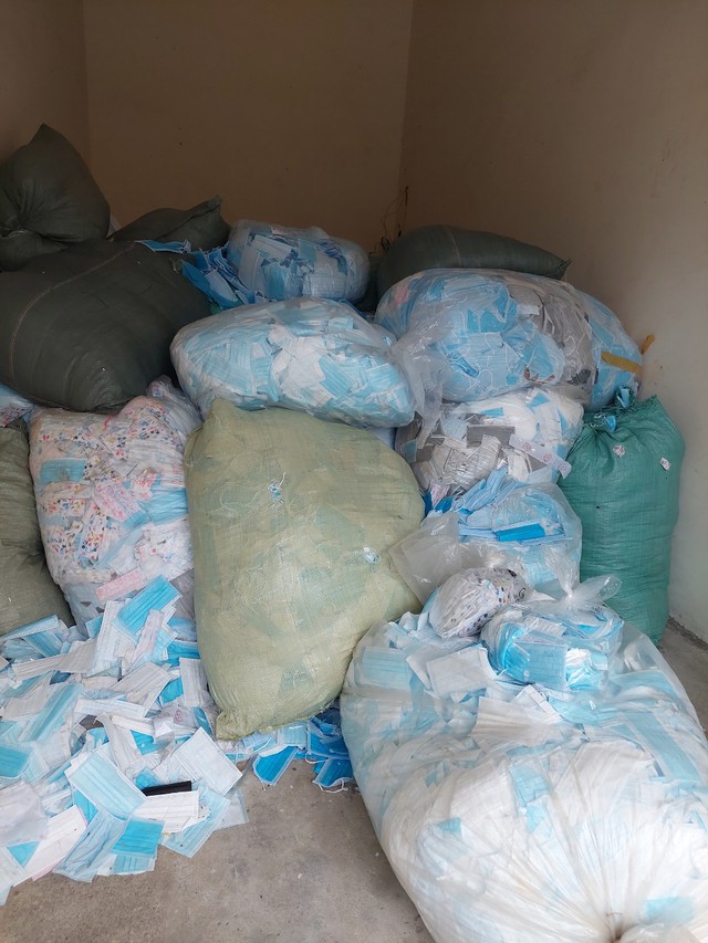 Kinh hoàng hơn 1 tấn khẩu trang thu gom từ TP Hồ Chí Minh được tái chế để tiêu thụ - Ảnh 3.