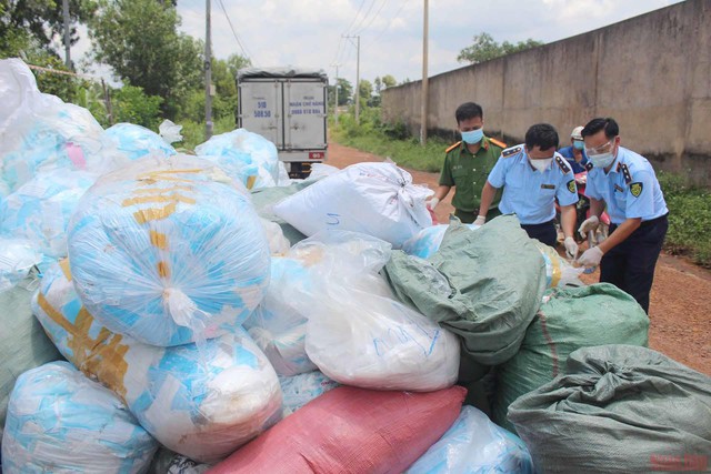 Kinh hoàng hơn 1 tấn khẩu trang thu gom từ TP Hồ Chí Minh được tái chế để tiêu thụ - Ảnh 2.