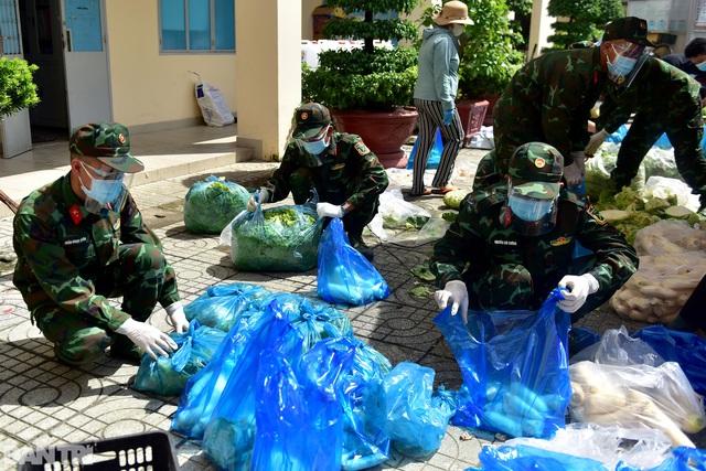 Các chiến sĩ bộ đội gõ cửa từng nhà dân ở TPHCM trao thực phẩm - Ảnh 2.