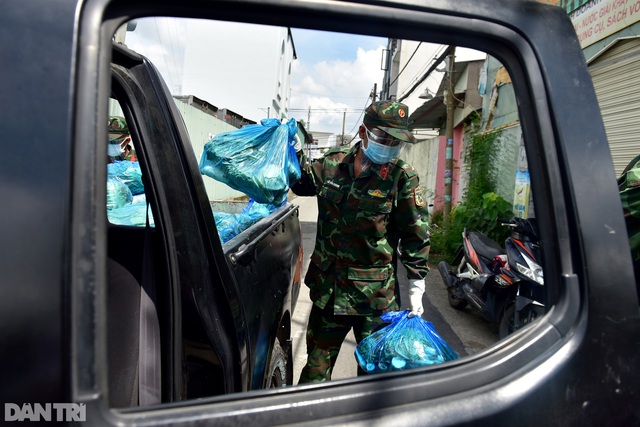 Các chiến sĩ bộ đội gõ cửa từng nhà dân ở TPHCM trao thực phẩm - Ảnh 4.