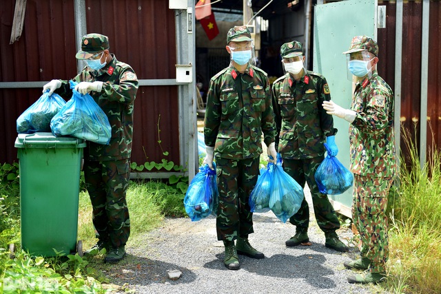 Các chiến sĩ bộ đội gõ cửa từng nhà dân ở TPHCM trao thực phẩm - Ảnh 5.