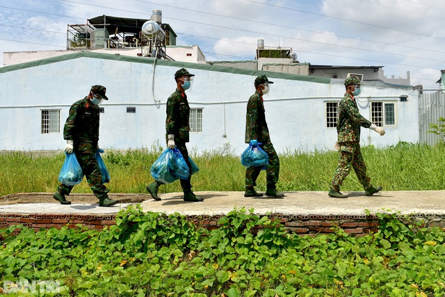 Các chiến sĩ bộ đội gõ cửa từng nhà dân ở TPHCM trao thực phẩm - Ảnh 6.
