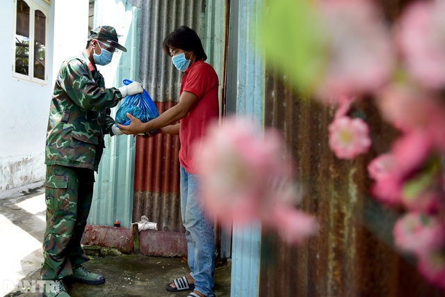 Các chiến sĩ bộ đội gõ cửa từng nhà dân ở TPHCM trao thực phẩm - Ảnh 8.