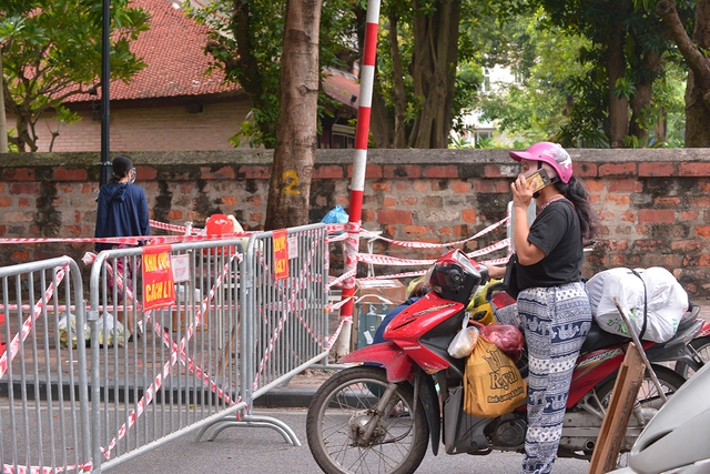 Hà Nội: Đội áo xanh tình nguyện hỗ trợ vận chuyển thực phẩm trong khu vực cách ly - Ảnh 4.