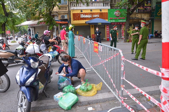 Hà Nội: Đội áo xanh tình nguyện hỗ trợ vận chuyển thực phẩm trong khu vực cách ly - Ảnh 1.