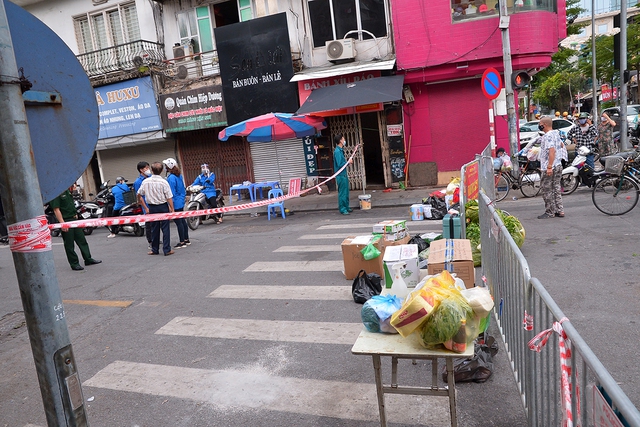 Hà Nội: Đội áo xanh tình nguyện hỗ trợ vận chuyển thực phẩm trong khu vực cách ly - Ảnh 8.