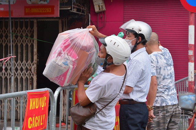 Hà Nội: Đội áo xanh tình nguyện hỗ trợ vận chuyển thực phẩm trong khu vực cách ly - Ảnh 7.