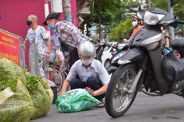 Hà Nội: Đội áo xanh tình nguyện hỗ trợ vận chuyển thực phẩm trong khu vực cách ly - Ảnh 5.