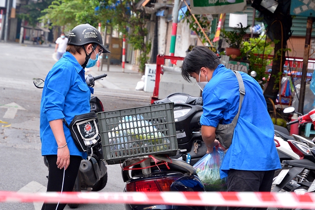 Hà Nội: Đội áo xanh tình nguyện hỗ trợ vận chuyển thực phẩm trong khu vực cách ly - Ảnh 11.