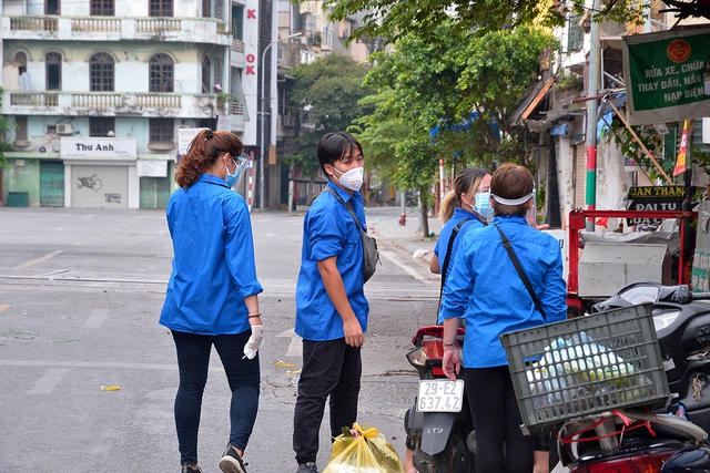 Hà Nội: Đội áo xanh tình nguyện hỗ trợ vận chuyển thực phẩm trong khu vực cách ly - Ảnh 12.