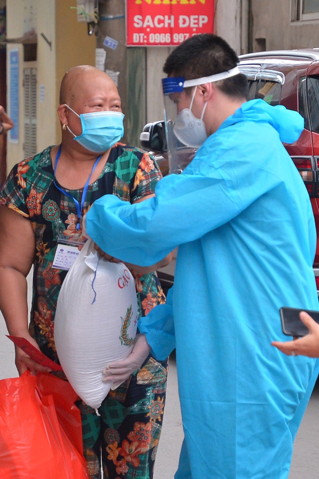 Những gói quà ấm tình người tiếp sức cho các bệnh nhân xóm trọ viện K - Tân Triều - Ảnh 8.