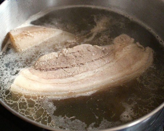 Cho thứ gia vị phổ biến này vào, thịt lợn luộc mềm, thơm phức, mùi hôi hoàn toàn biến mất - Ảnh 4.