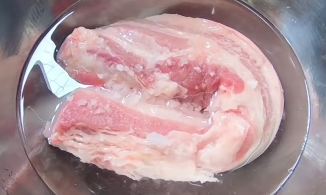 Cho thứ gia vị phổ biến này vào, thịt lợn luộc mềm, thơm phức, mùi hôi hoàn toàn biến mất - Ảnh 2.