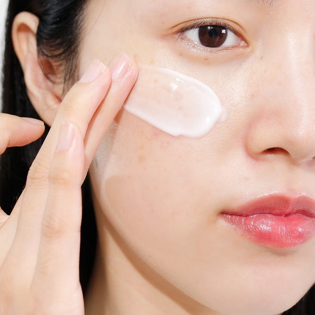 4 cách dưỡng da giúp bạn tận dụng đến giọt cuối cùng đồ skincare trong mùa dịch - Ảnh 6.