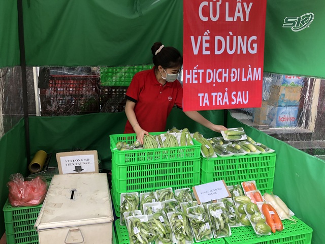 “Cửa hàng giãn cách không người bán” đồng giá 10 ngàn, người khó khăn ở Hà Nội cứ đến lấy về dùng, tiền trả “lúc nào cũng được” - Ảnh 4.