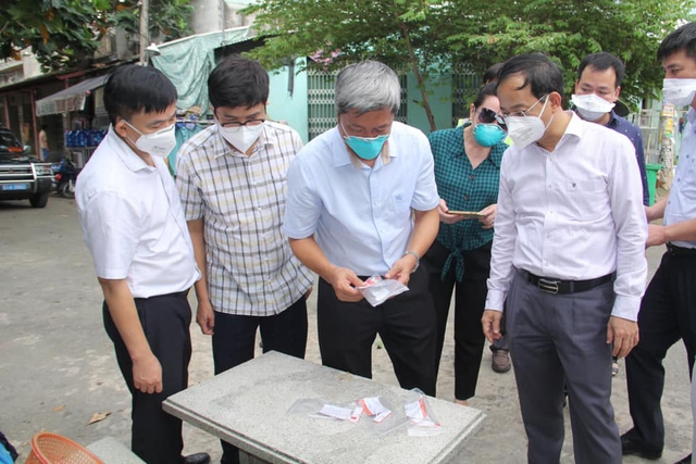 Thứ trưởng Bộ Y tế Nguyễn Trường Sơn kiểm tra công tác phòng, chống dịch COVID-19 tại huyện Bình Chánh - Ảnh 2.