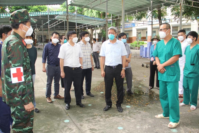 Thứ trưởng Bộ Y tế Nguyễn Trường Sơn kiểm tra công tác phòng, chống dịch COVID-19 tại huyện Bình Chánh - Ảnh 3.