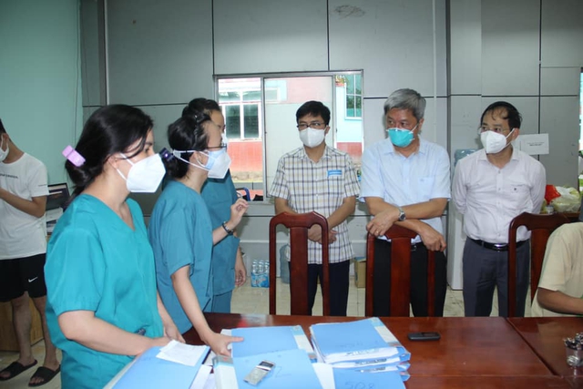 Thứ trưởng Bộ Y tế Nguyễn Trường Sơn kiểm tra công tác phòng, chống dịch COVID-19 tại huyện Bình Chánh - Ảnh 5.