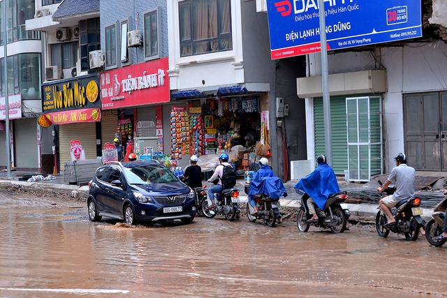 Người dân chật vật trên con đường chỉ hơn 400 mét nhưng thi công 2 năm chưa xong - Ảnh 10.