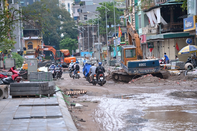 Người dân chật vật trên con đường chỉ hơn 400 mét nhưng thi công 2 năm chưa xong - Ảnh 3.