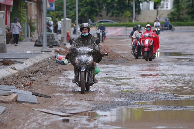 Người dân chật vật trên con đường chỉ hơn 400 mét nhưng thi công 2 năm chưa xong - Ảnh 12.