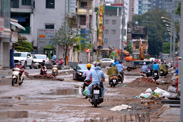 Người dân chật vật trên con đường chỉ hơn 400 mét nhưng thi công 2 năm chưa xong - Ảnh 2.