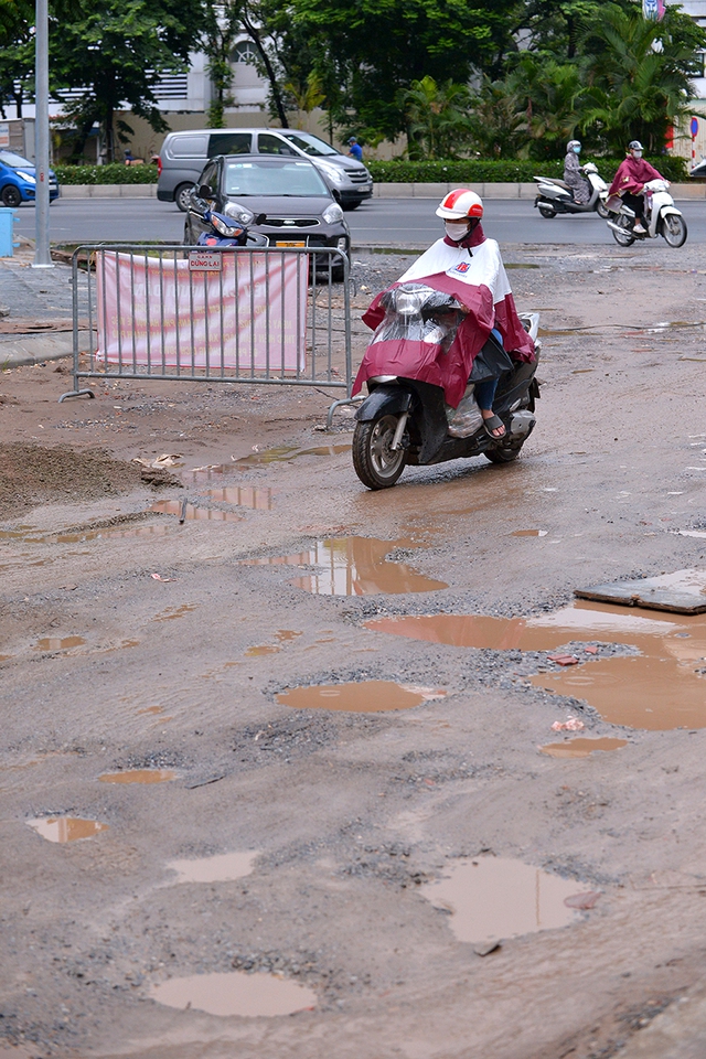 Người dân chật vật trên con đường chỉ hơn 400 mét nhưng thi công 2 năm chưa xong - Ảnh 5.