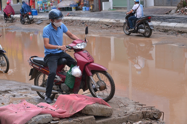 Người dân chật vật trên con đường chỉ hơn 400 mét nhưng thi công 2 năm chưa xong - Ảnh 8.