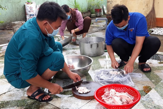  Nam đoàn viên vừa trực chốt vừa vào bếp nấu cơm hỗ trợ tuyến đầu chống dịch  - Ảnh 1.