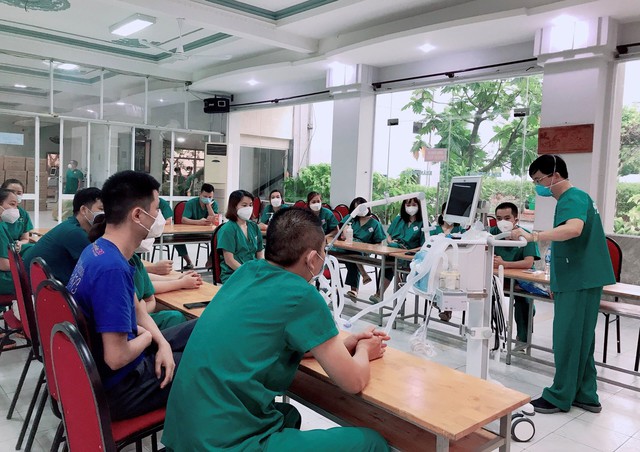 10 bệnh nhân nặng đã chuyển sang nhẹ tại Trung tâm hồi sức của BV Trung ương Thái Nguyên tại Long An - Ảnh 2.