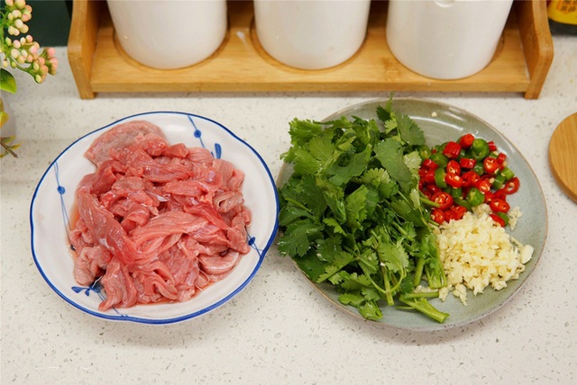  Muốn có thịt bò ngon mềm mà làm siêu nhanh thì phải thử ngay cách làm thịt bò trộn sau - Ảnh 2.