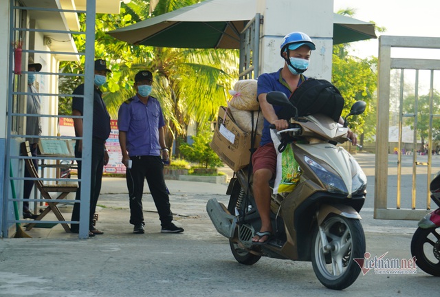 Gia hạn ai ở đâu thì ở đó, dân Đà Nẵng lỉnh kỉnh đồ đạc đi đổi ca làm - Ảnh 12.