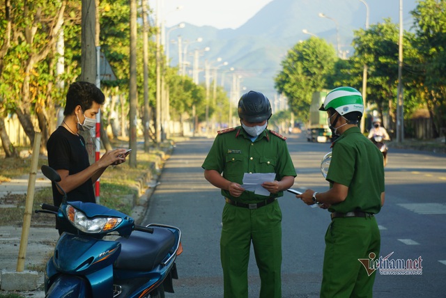 Gia hạn ai ở đâu thì ở đó, dân Đà Nẵng lỉnh kỉnh đồ đạc đi đổi ca làm - Ảnh 17.