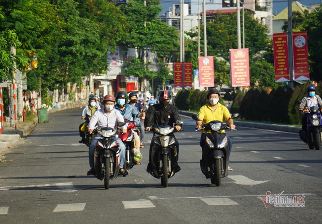 Gia hạn ai ở đâu thì ở đó, dân Đà Nẵng lỉnh kỉnh đồ đạc đi đổi ca làm - Ảnh 4.