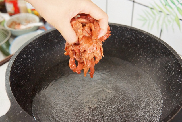  Muốn có thịt bò ngon mềm mà làm siêu nhanh thì phải thử ngay cách làm thịt bò trộn sau - Ảnh 4.
