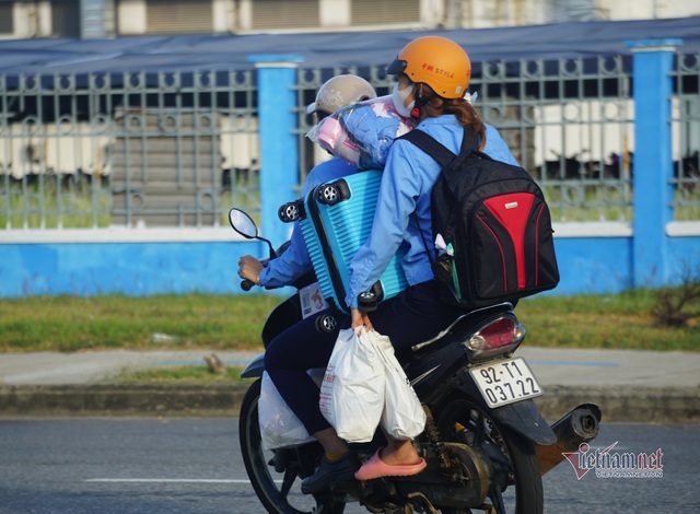 Gia hạn ai ở đâu thì ở đó, dân Đà Nẵng lỉnh kỉnh đồ đạc đi đổi ca làm - Ảnh 8.