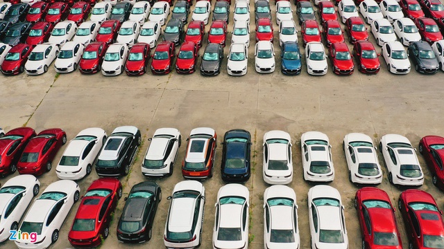 Hàng trăm ôtô mới cứng nằm phơi nắng hơn 30 ngày giãn cách ở Hà Nội - Ảnh 2.