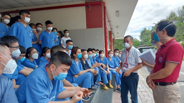 100 bác sĩ nội trú của Đại học Y Hà Nội mang trái tim nhiệt huyết tới Bình Dương - Ảnh 4.