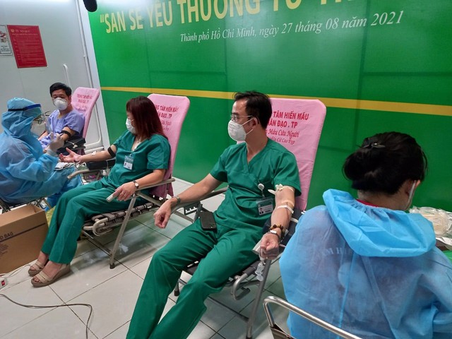 Y bác sĩ Bệnh viện Bạch Mai hiến máu cứu bệnh nhân nặng ở TP Hồ Chí Minh - Ảnh 2.
