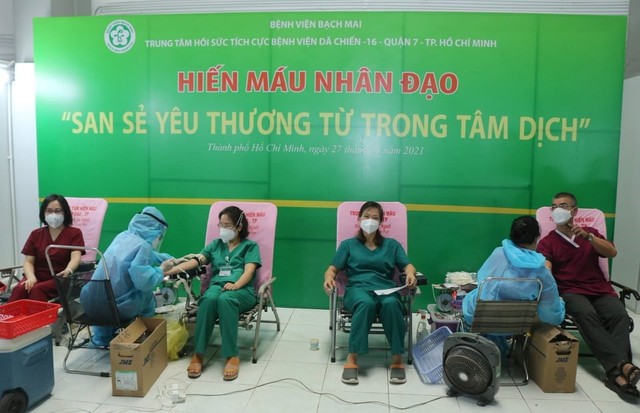 Y bác sĩ Bệnh viện Bạch Mai hiến máu cứu bệnh nhân nặng ở TP Hồ Chí Minh - Ảnh 3.
