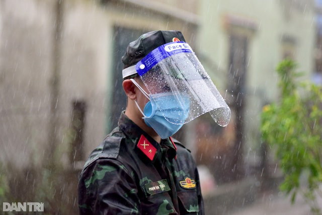 Bộ đội dầm mưa, trao quà tự tăng gia sản xuất cho người dân TPHCM - Ảnh 11.