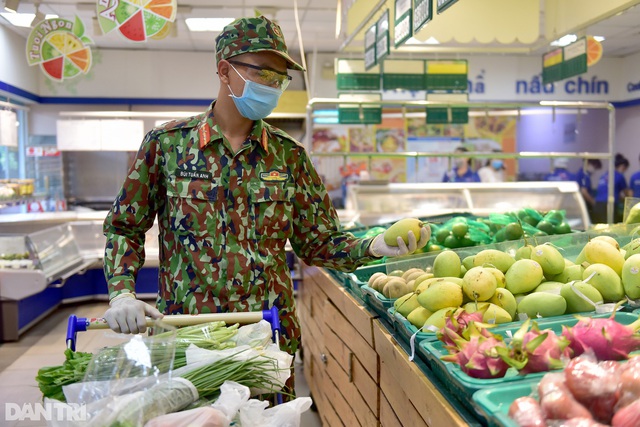 Bộ đội dầm mưa, trao quà tự tăng gia sản xuất cho người dân TPHCM - Ảnh 16.